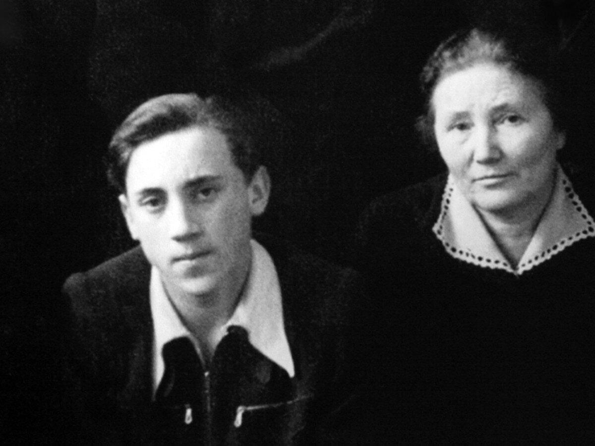 Владимир Высоцкий с мамой