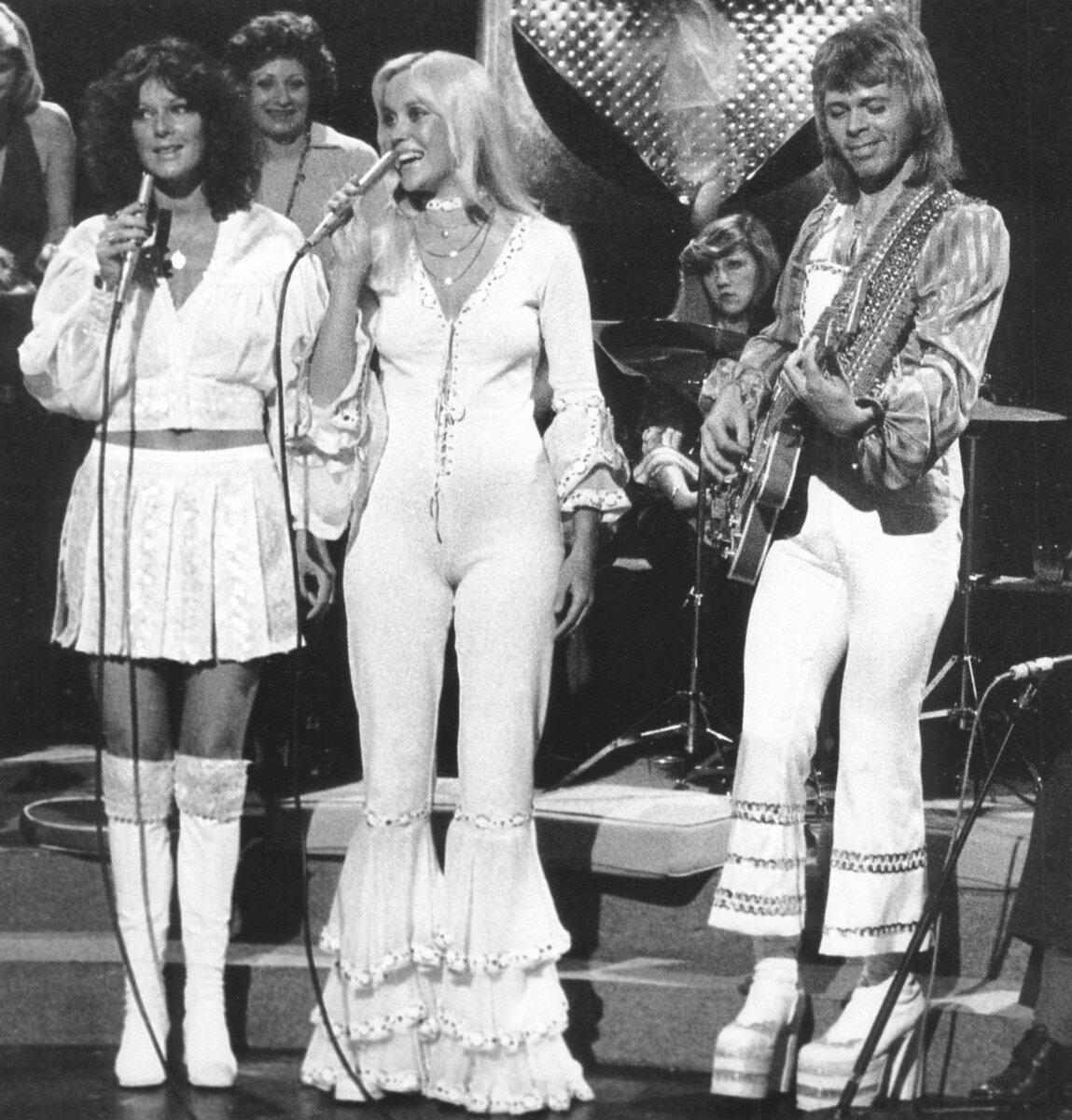 Кто застал конец 70х-начало 80х, прекрасно помнят дискотеки, где молодежь выплескивала всю энергию. Ни одна дискотека не проходила без  хитов шведской группы ABBA.-9