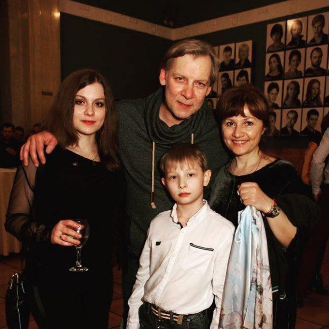 В. Раков с женой, дочерью и сыном. Фото из открытых источников
