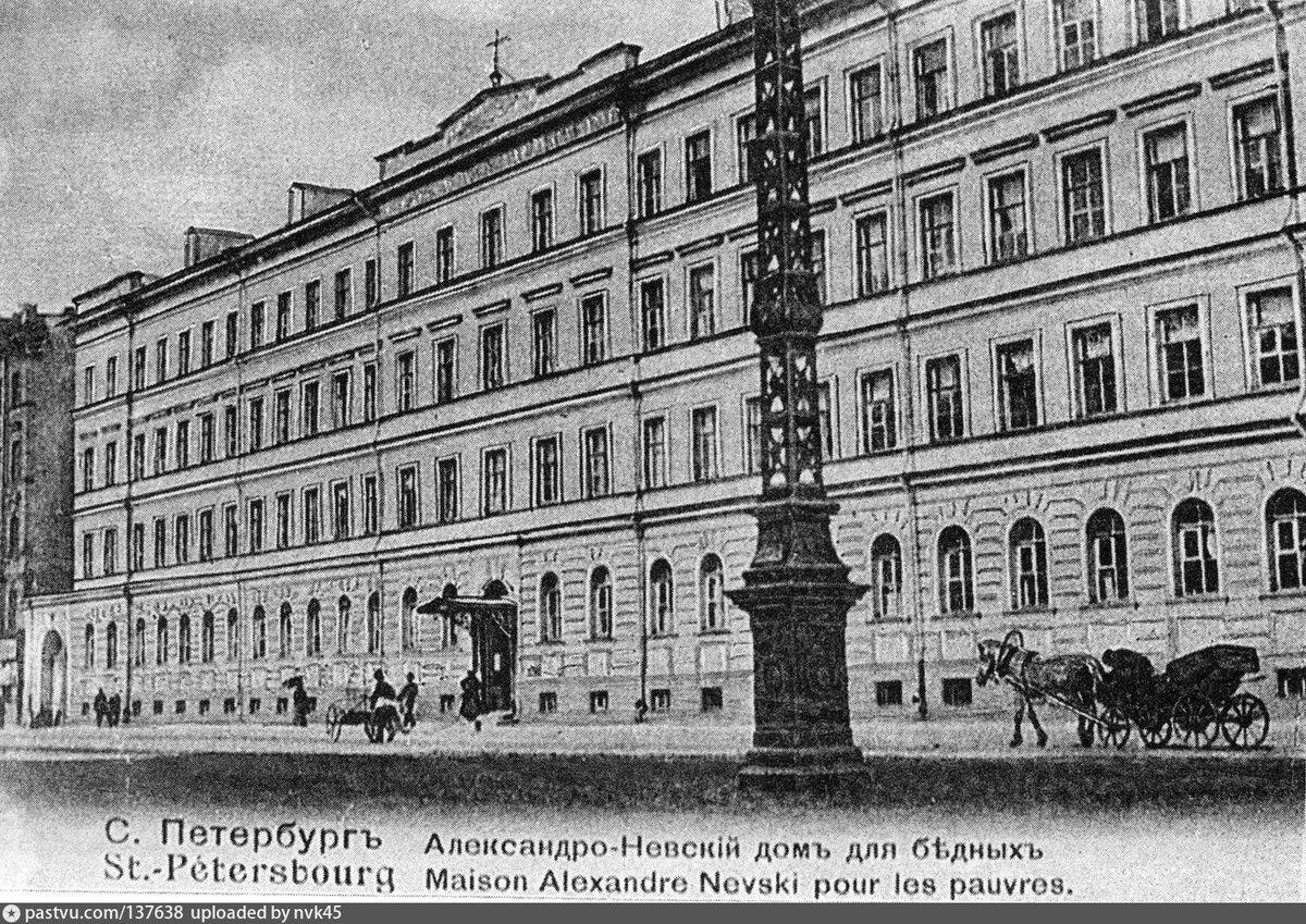 Дом 174 на проспекте 25-го Октября (Невский проспект). Раньше подвальные окна были выше. 