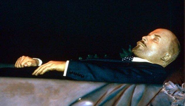 Владимир Ленин в мавзолее. Источник Яндекс картинки.