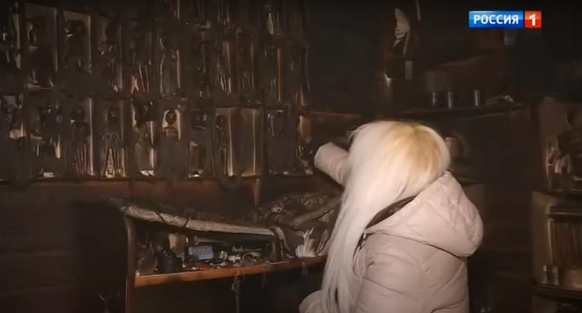 Дарина показывает сгоревших Барби (скриншот канала Россия 1) 