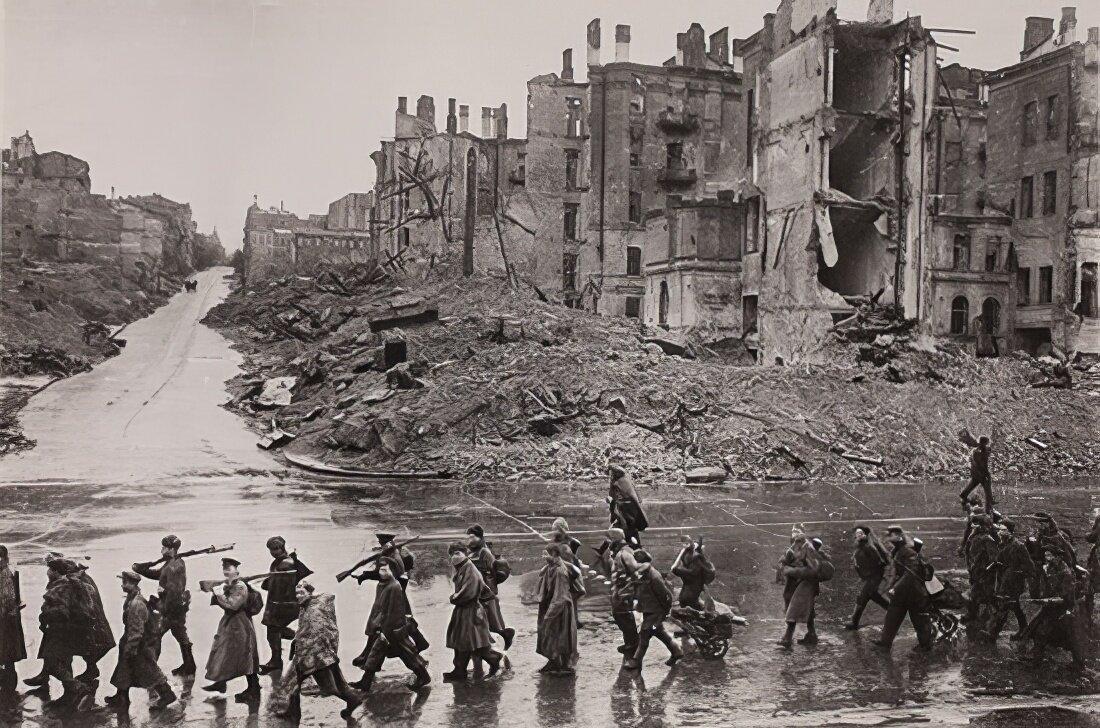 Советская пехота марширует по Крещатику, ноябрь 1943 года/  wikimedia.org