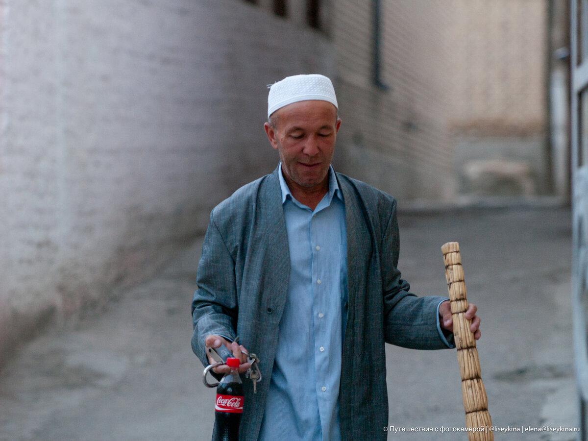 Когда путешествуешь по Узбекистану, практически каждый, с кем так или иначе сталкиваешься, пытается тебя угостить, пригласить в гости или как минимум просто расспросить о жизни.