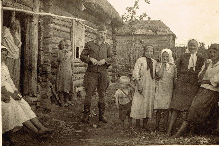 Попался мне тут один архив с немецкими снимками времен Великой Отечественной войны.