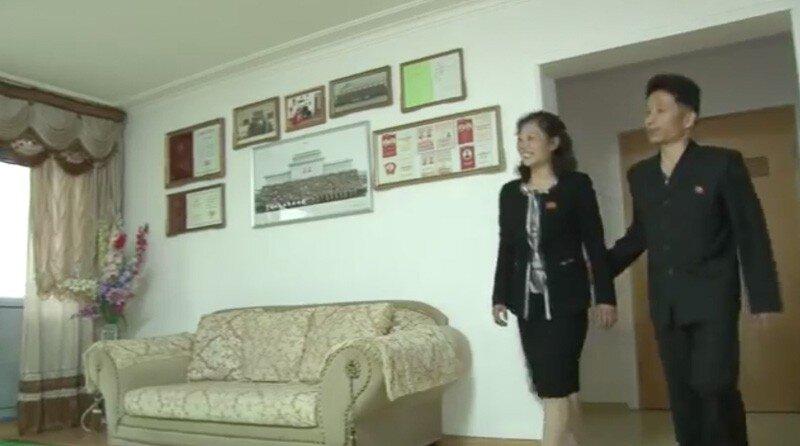 Иностранцы, посетившие одну квартиру на улице Чханчжон в центре Пхеньяна, спросили хозяина: – Сколько стоит эта квартира?  – Не знаю.  – Так как же вы живете в этой квартире?  – Ее мне выдало государство.-36