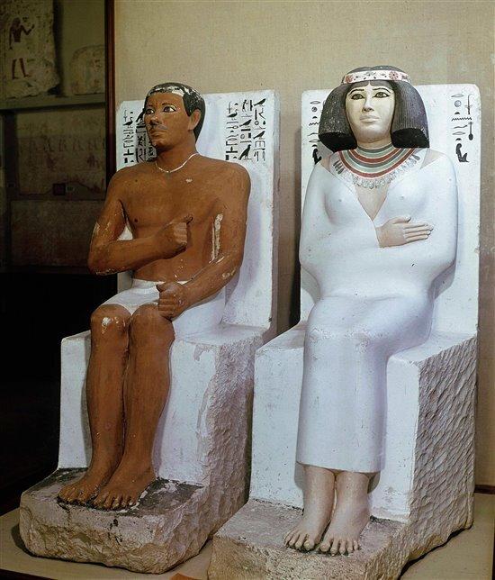 Полихромные статуи принца Рахотепа и его жены Нофрет в Египетском музее в Каире. Фото: Кордон Пресс 