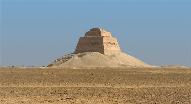 Усеченная пирамида Мейдума, работа Эснофру. В его окрестностях была обнаружена мастаба Рахотепа и Нофрета. Фото: Кордон Пресс 