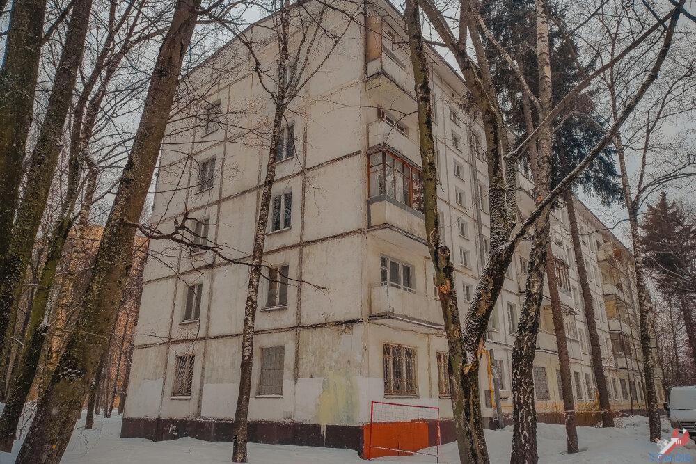Не так давно, прогуливаясь по одному Московскому району, в поле моего зрения попали странного вида жилые пятиэтажки. "Что же странного в этих домах?" - спросите Вы.-1-3