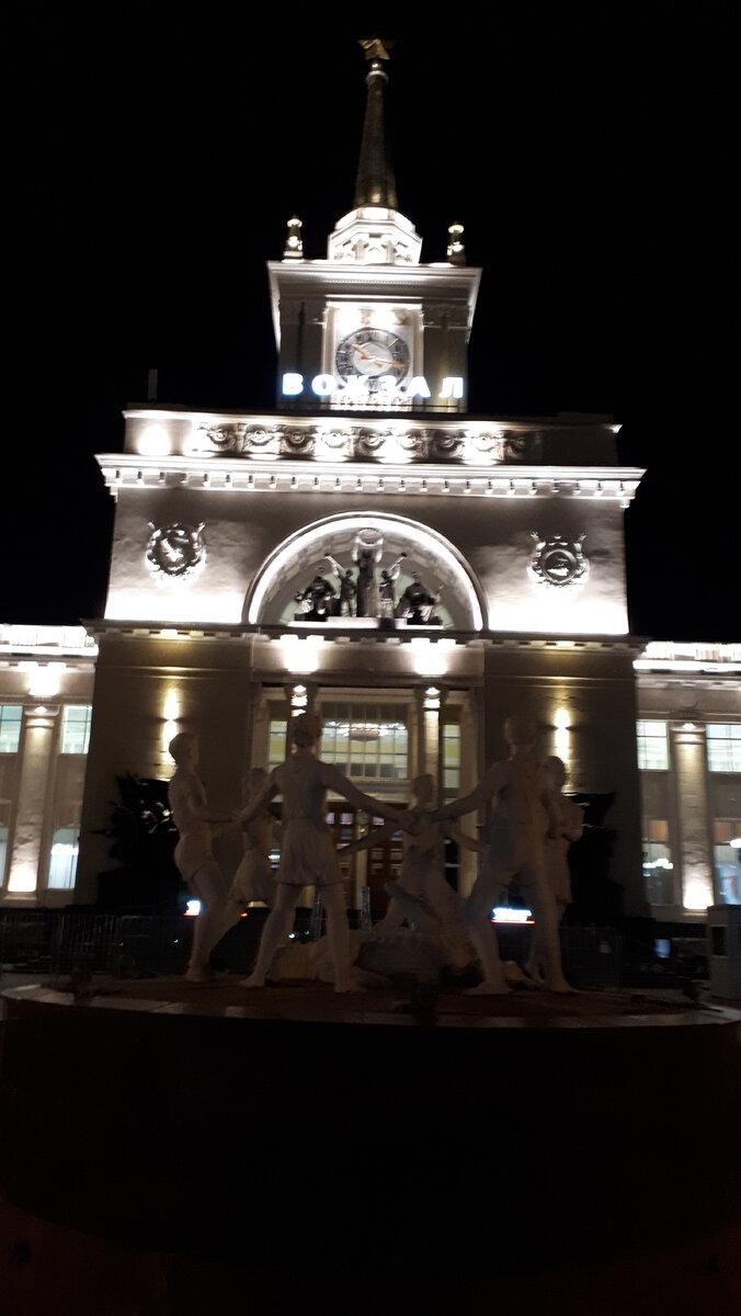 Ночной железнодорожный вокзал в Волгограде