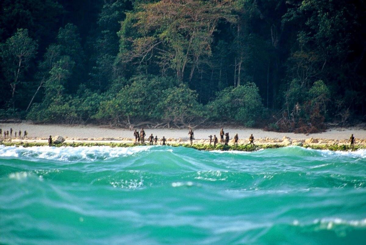 1. Андаманские острова, Северный Сентинел. Причина запрета: воинственно настроенные аборигены Северный Сентинельский остров является одним из Андаманских островов в Бенгальском заливе.-2