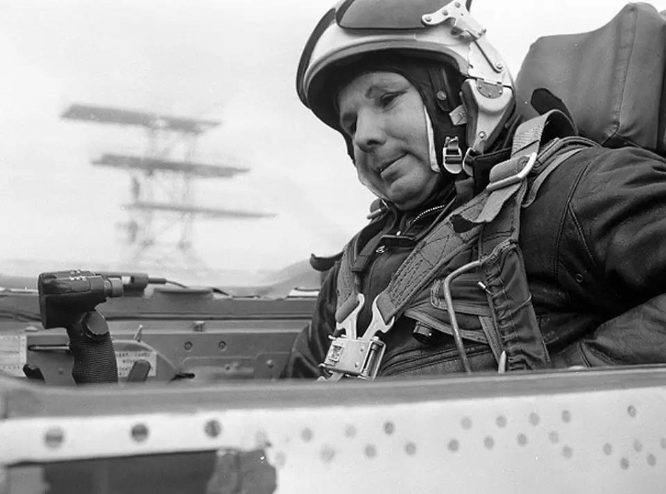  Ю.Гагарин выполнял заключительный тренировочный полёт на самолёте МиГ-15УТИ с инструктором полковником В.Серегиным. Это был последний вылет по программе подготовки Ю.Гагарина к самостоятельному пилотированию. После контрольного облета Гагарин получал право на самостоятельные вылеты. 