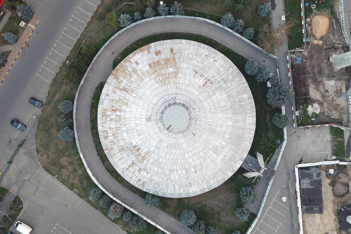 Наверное многие, кто был в Москве в районе бывшего завода АЗЛК, видели эту "летающую тарелку". К сожалению, в 2022 году она улетела.-4