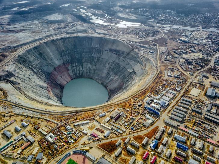 Алмазное месторождение «Мир» за 44 года принесло стране 17,5 млрд $ прибыли. Но в 2017 году этот крупнейший в мире карьер пришлось закрыть на неопределенный срок.-3