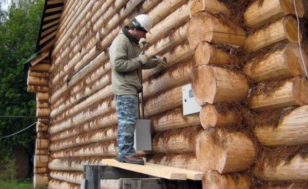 Вот так неспешно и тщательно строится деревянный дом, предназначенный для проживания мучеников