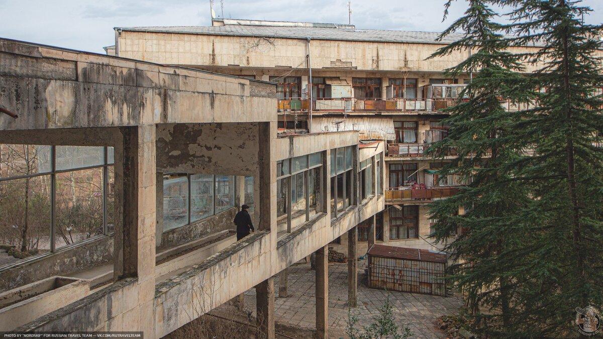 Полузаброшенные санатории в Грузии. Здесь живут или жили беженцы из Абхазии