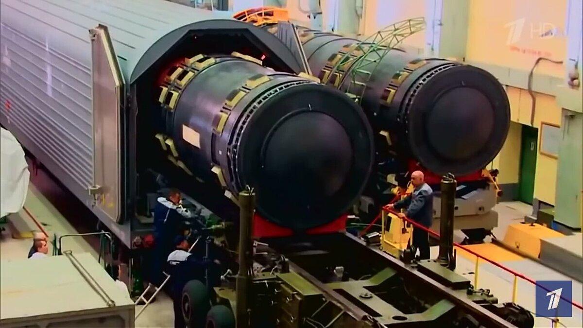 Загрузка баллистической ракеты Р-39 в вагон. Фото из интернета. Спасибо автору 1-го канала ТВ. (По данным читателей, на фото "Булава", она меньше Р-39.)