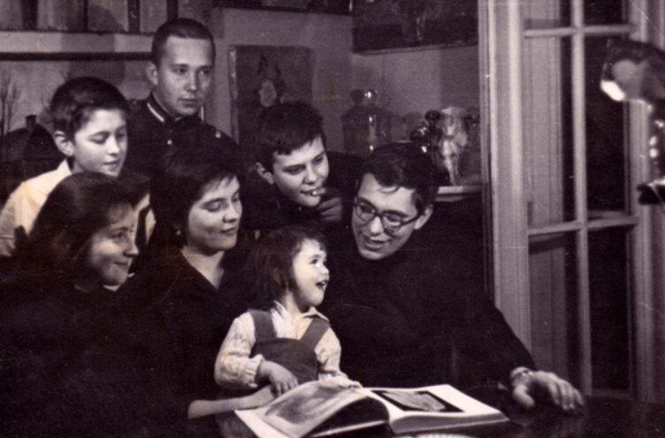 Екатерина Михалкова (Семёнова) с дочерью Дарьей, братьями Никитой Михалковым и Андреем Кончаловским. Фото: архив семьи Михалковых