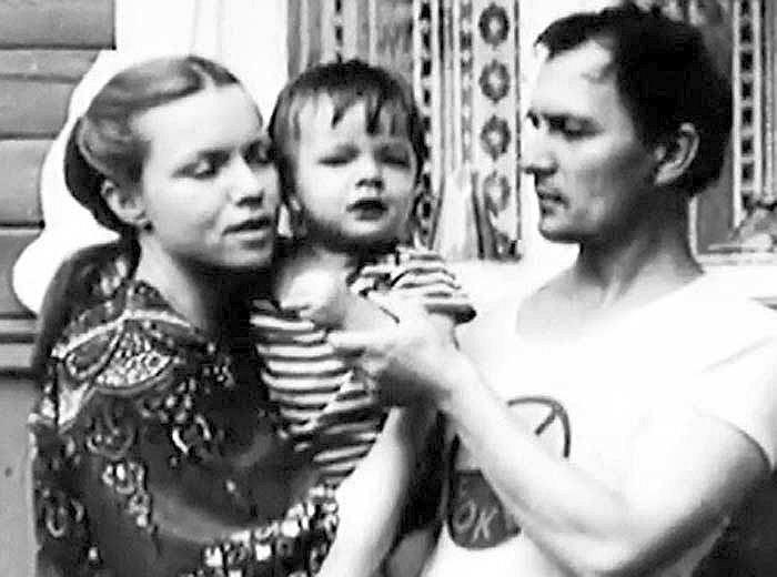 В. Теличкина с мужем и сыном