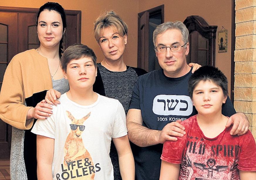 Андрей Норкин с женой, дочкой и приёмными сыновьями