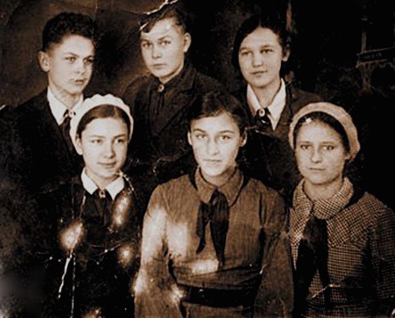 Нонна Мордюкова с сестрами и братьями