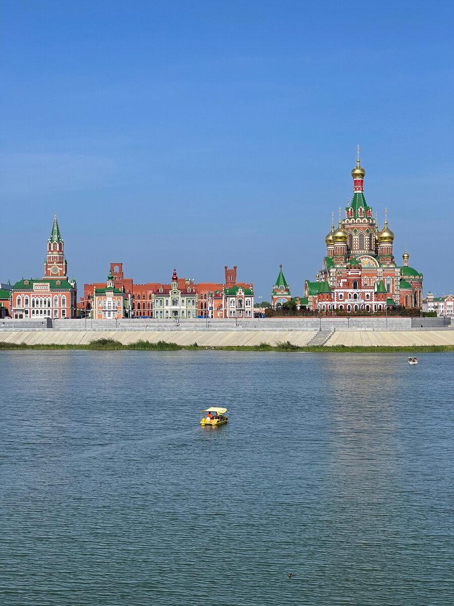 Лодка на фоне Москвы, Питера и Европы. Но