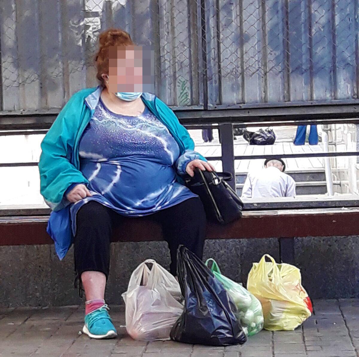 Затариваясь на рынке Ялты продуктами, разговорилась с коренной крымчанкой, женщина, закупив продуктов, ждала на остановке маршрутку.-3
