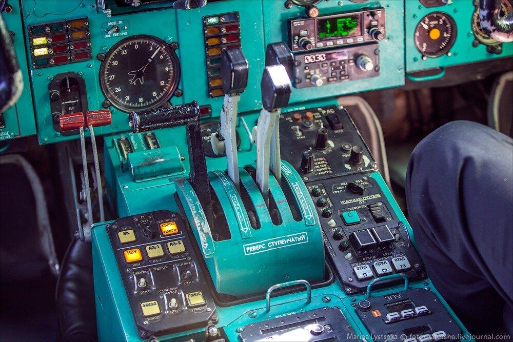 Рычаги управления двигателями (РУД) на самолёте Ту-154