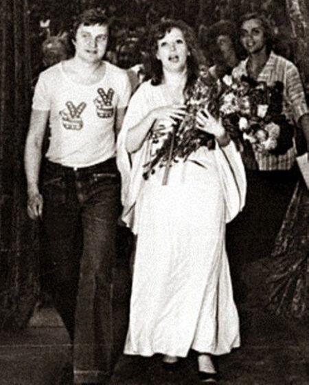 В день свадьбы на Пугачевой было просторное платье в пол. В руках - большая охапка полевых цветов, волосы распущены. В образе невесты чувствовалось бунтарское настроение. Жених в футболке и джинсах клеш полностью ей соответствовал 