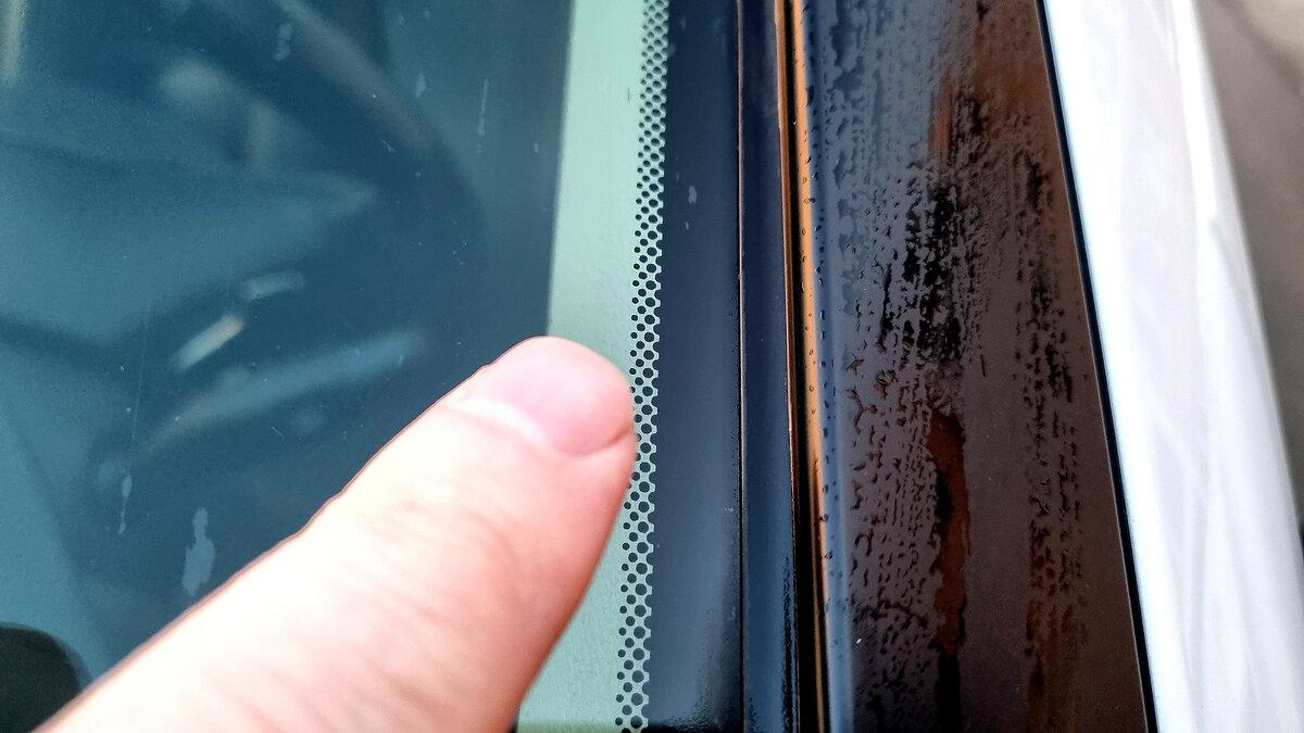На многих автомобилях в углу лобового стекла, есть определенные «черные точки», которые находятся на границе черного слоя и прозрачного.