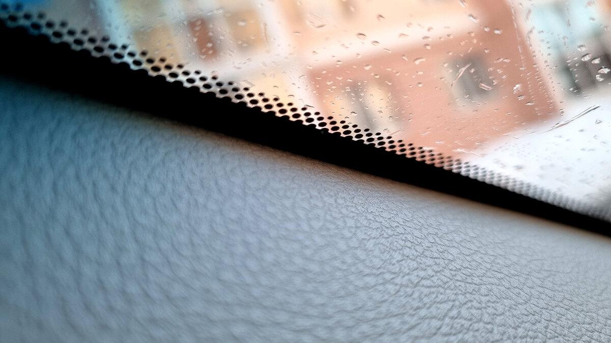 На многих автомобилях в углу лобового стекла, есть определенные «черные точки», которые находятся на границе черного слоя и прозрачного.-9