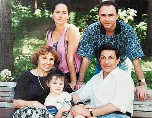 Игорь Кваша с женой Татьяной, внучкой Настей, сыном Владимиром и его супругой Натальей