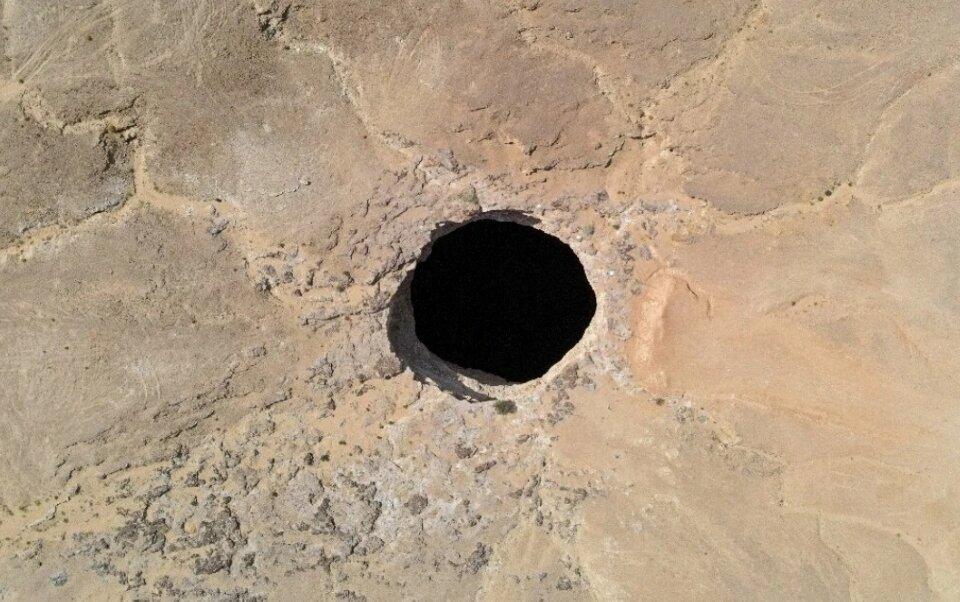 Жуткая дыра в пустыне Аль-Махра вполне оправдывает свое название