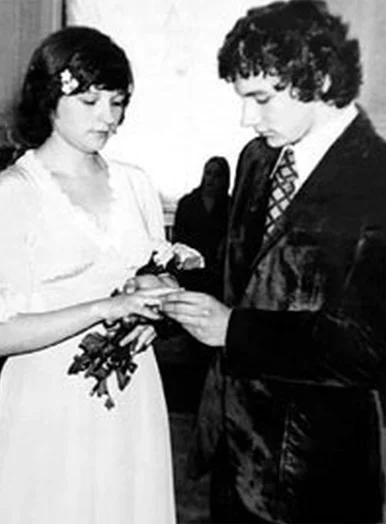  В первый раз Николай Фоменко женился летом 1980 года.  Тогда ему было всего 18, а его избраннице Елене Лебедевой, дочери известного театрального актера Рэма Лебедева  – 19 лет.-2