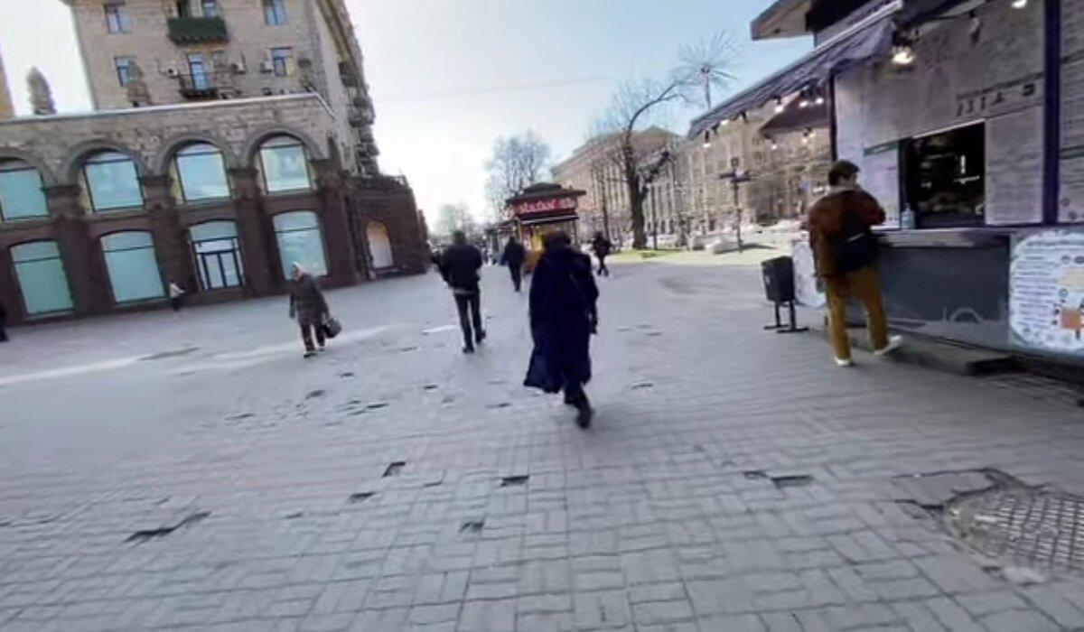  Пройдемся по центру Киева! Вместе с киевлянкой Алёной Листок, которая нас поведет. Она назвала своё видео "На Майдан больше не тянет". На Крещатике вижу вывеску "KFC" и выщербленную плитку под ногами.-2