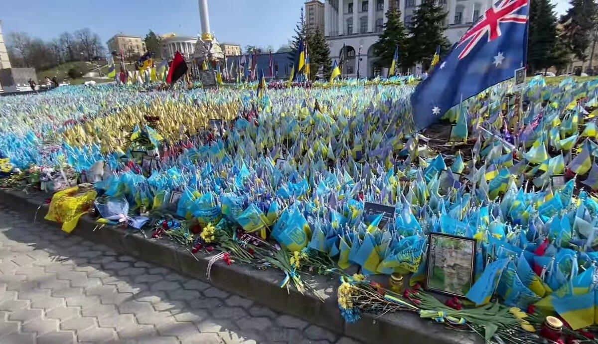  Пройдемся по центру Киева! Вместе с киевлянкой Алёной Листок, которая нас поведет. Она назвала своё видео "На Майдан больше не тянет". На Крещатике вижу вывеску "KFC" и выщербленную плитку под ногами.-7