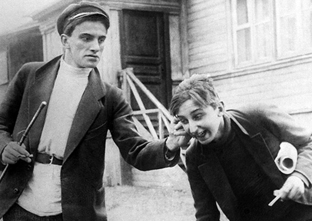 19 июля 1893 года родился великий российский и советский поэт, пишущий стихи знаменитой «лесенкой». Расскажем самое интересное, что стоит знать о жизни и творчестве литератора-революционера.-15