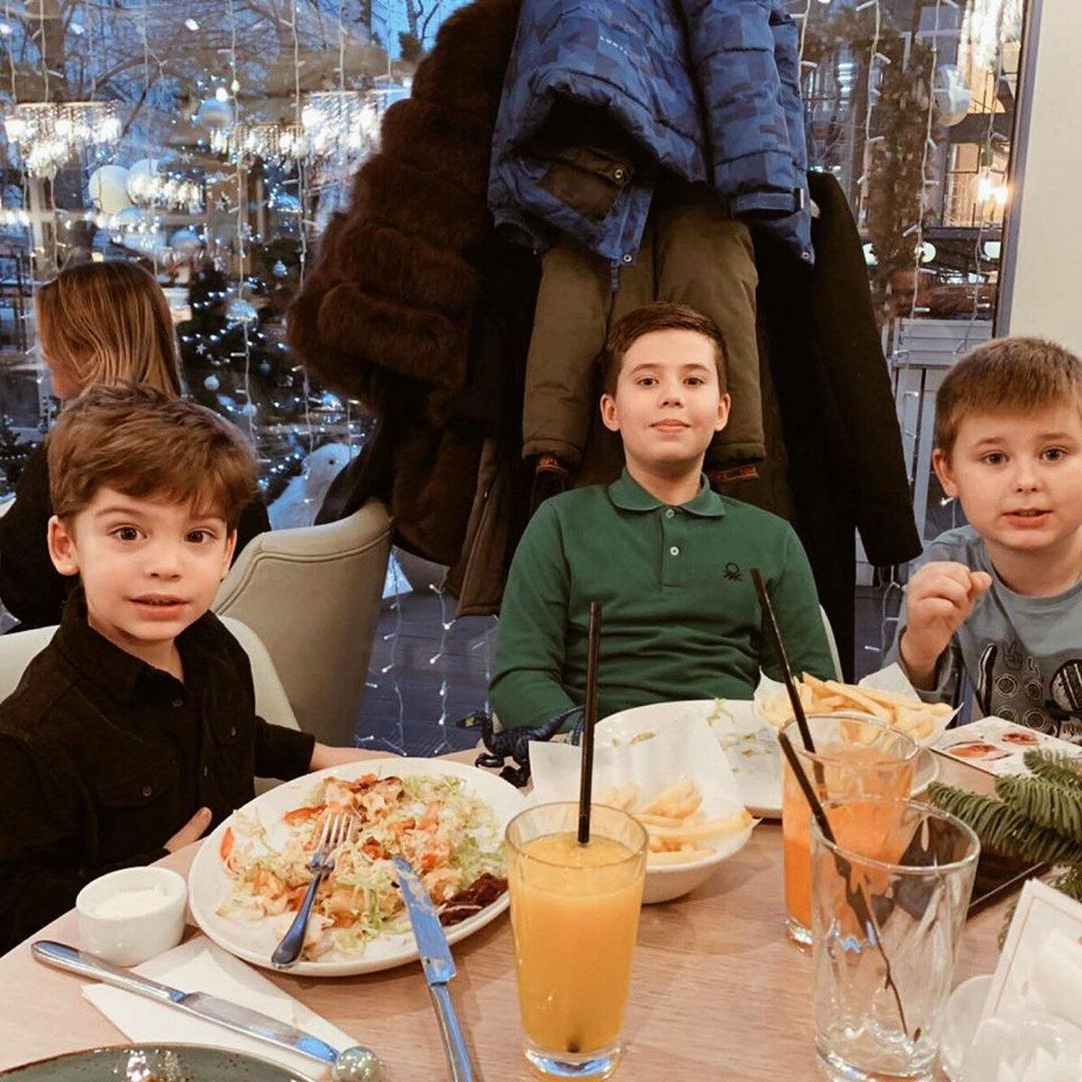 Трое сыновей Кирила Плетнёва вместе - Александр (2015 г р.),, Георгий (2007 гр) и Федор (2011 гр).