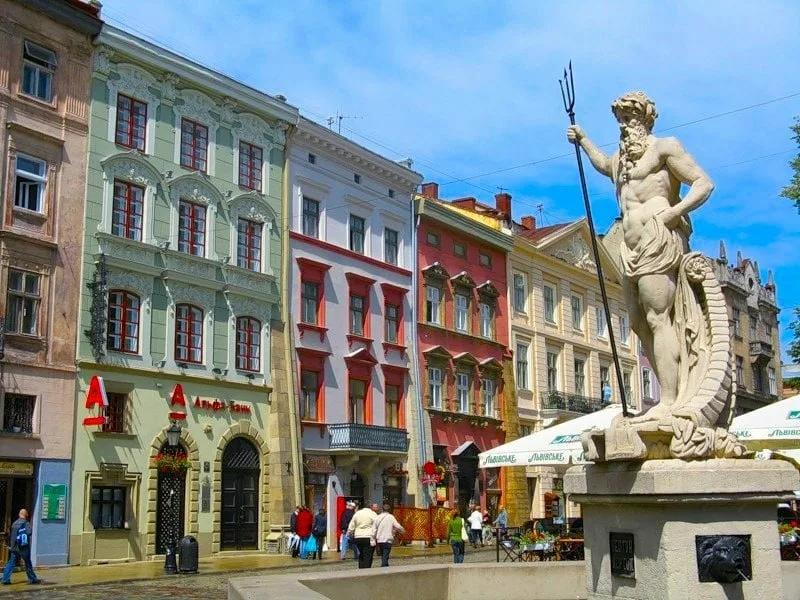 Львов развивался последние 600 лет как чисто польский город. И украинским стал лишь благодаря советской власти 