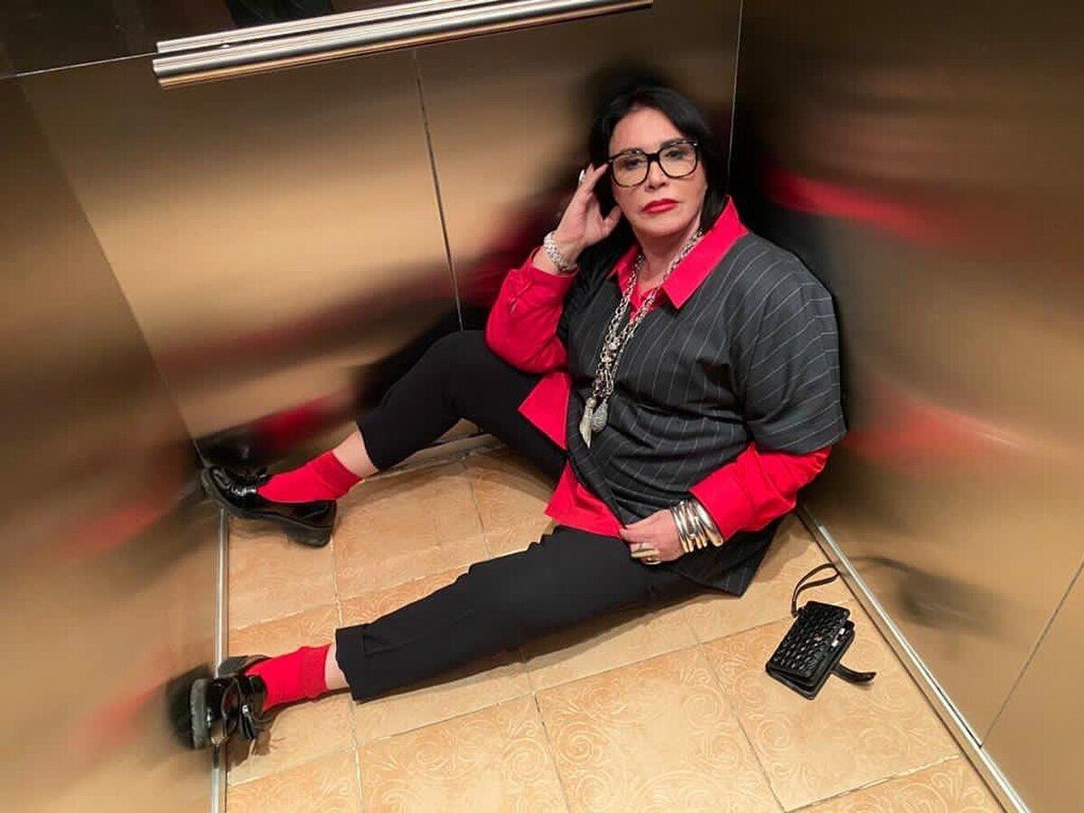 Надежда Бакина решила, что сесть на полу в лифте будет очень креативным и культурным 