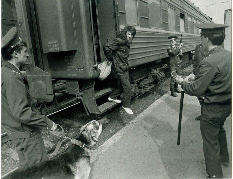 Этот невообразимый случай произошёл в июле 1980 года. Поезд, следовавший из столицы, остановился в городе Курск. Началась посадка. Все вагоны открылись, кроме вагона №7.-5