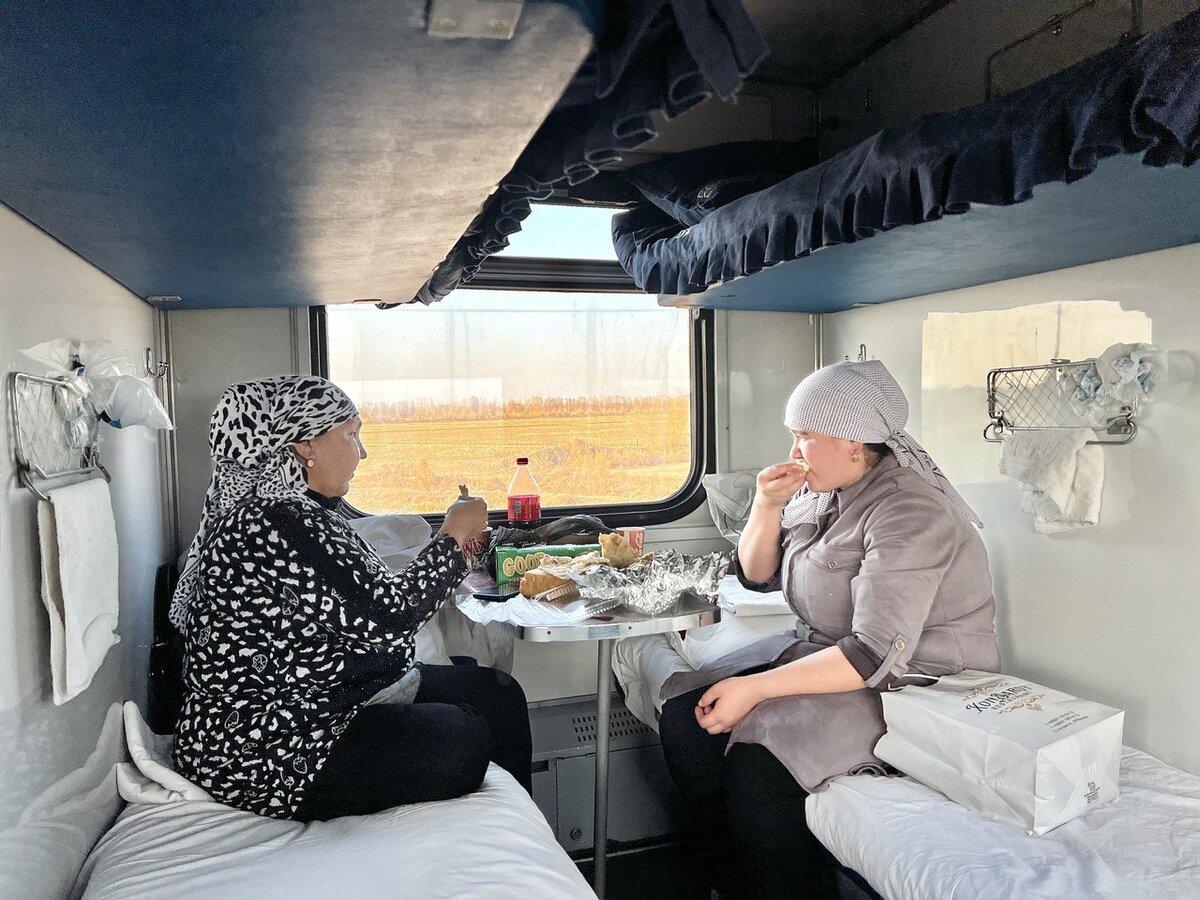 Узбеки тоже любят щелкать семечки в поезде
