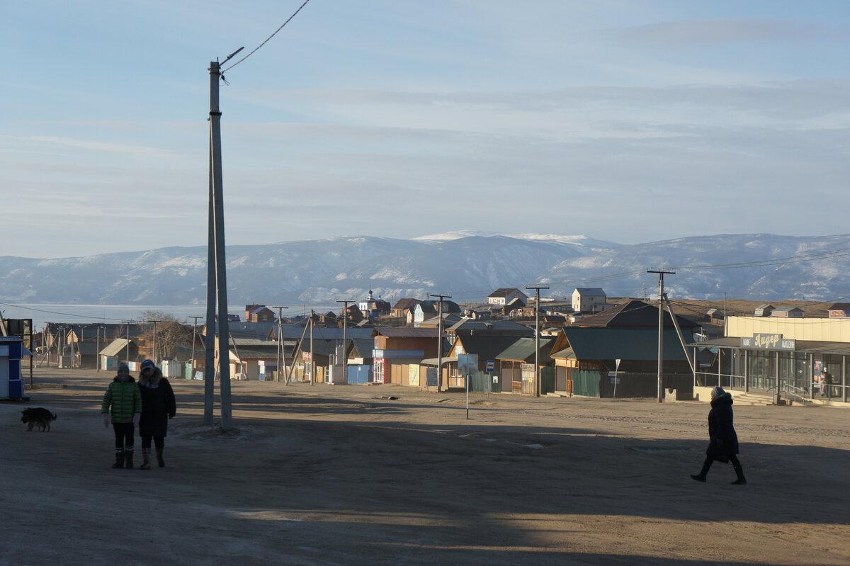 На единственном обитаемом острове Байкала, площадь которого 730 кв. км, проживает около 1700 человек. Из них большинство прописано в посёлке Хужир — «столице» острова.-7-2