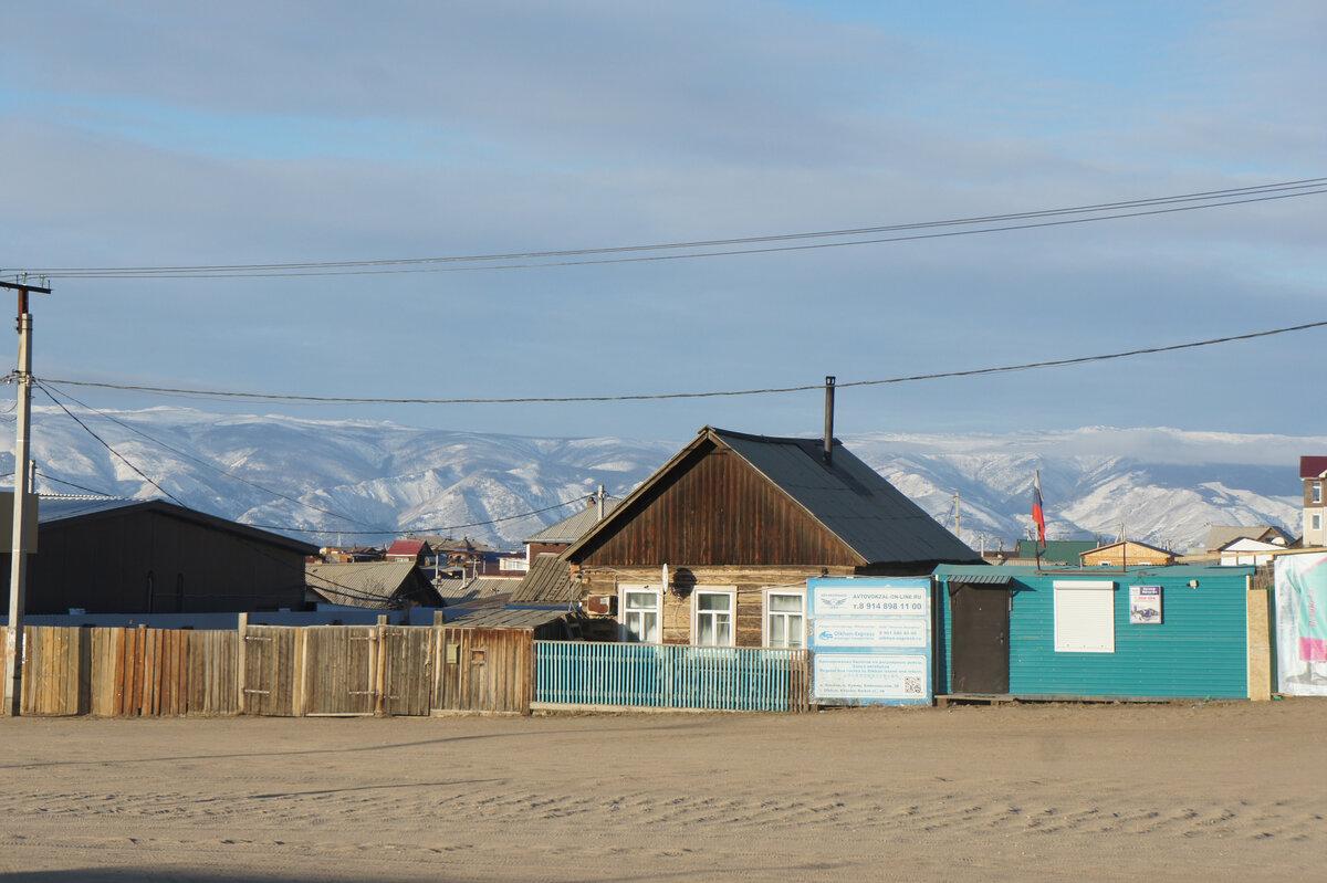 На единственном обитаемом острове Байкала, площадь которого 730 кв. км, проживает около 1700 человек. Из них большинство прописано в посёлке Хужир — «столице» острова.-7-3