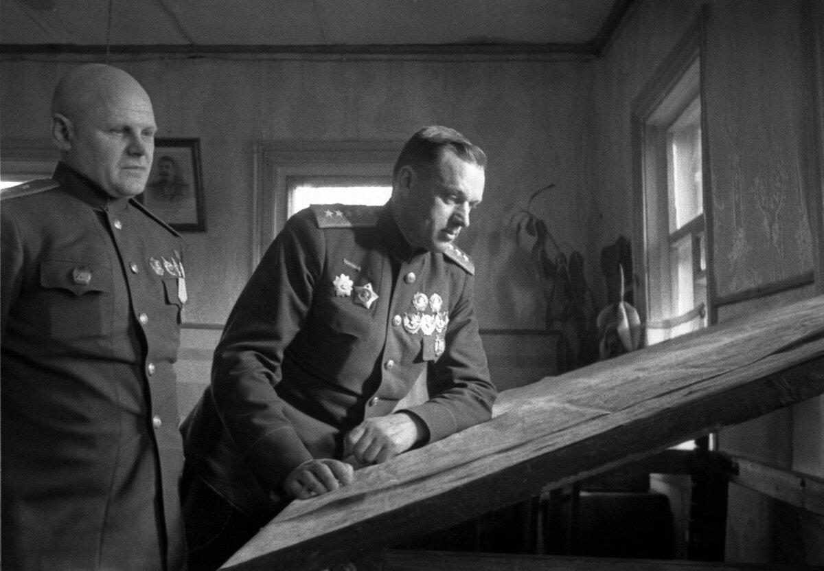 Генерал-лейтенант К.Телегин (слева) с К.Рокоссовским. Реабилитация опального генерала произойдёт лишь в 1953 году. Фото https://vk.com.