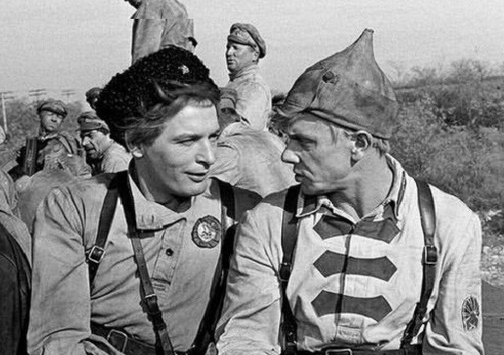 На этом фильме выросло несколько поколений советских мальчишек. Для меня «Офицеры» являются эталоном настоящего мужского кино: о дружбе, чести, верности, стойкости и любви к Родине.
