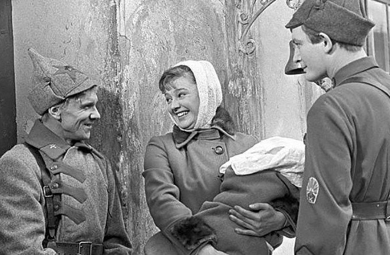 На этом фильме выросло несколько поколений советских мальчишек. Для меня «Офицеры» являются эталоном настоящего мужского кино: о дружбе, чести, верности, стойкости и любви к Родине.-2