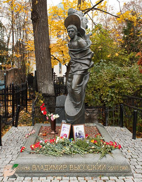 Памятник Владимиру Высоцкому на Ваганьковском кладбище