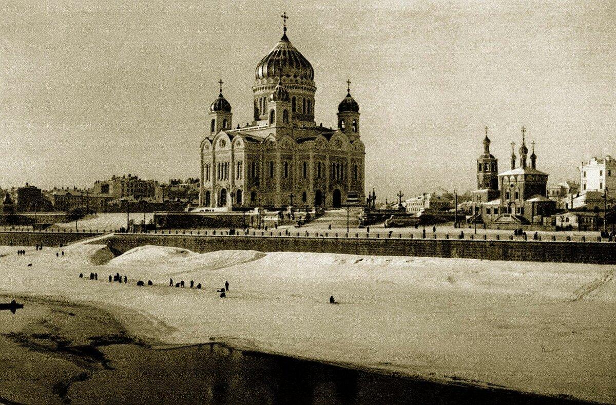 Согласно большевистскому декрету от 12 апреля 1918 года здание храма, который так любили все москвичи и паломники, было причислено к памятнику, построенному для царя.-2
