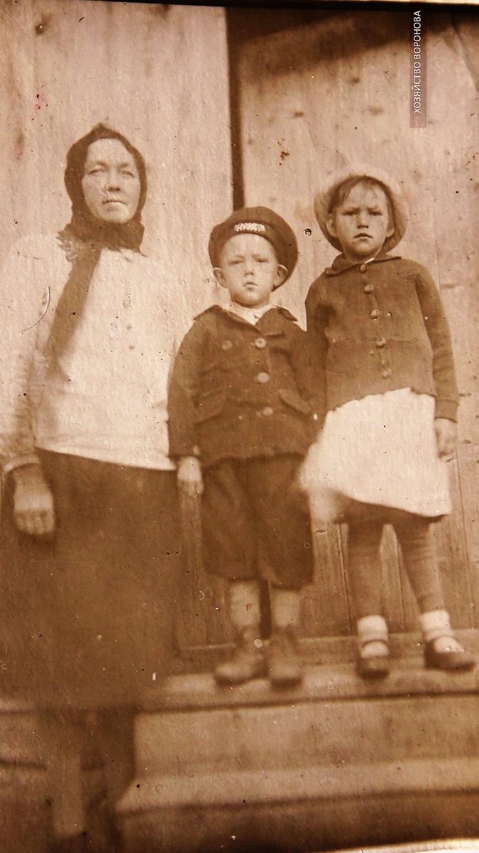 Моя бабушка с детьми 1940 год. Фото семейного архива